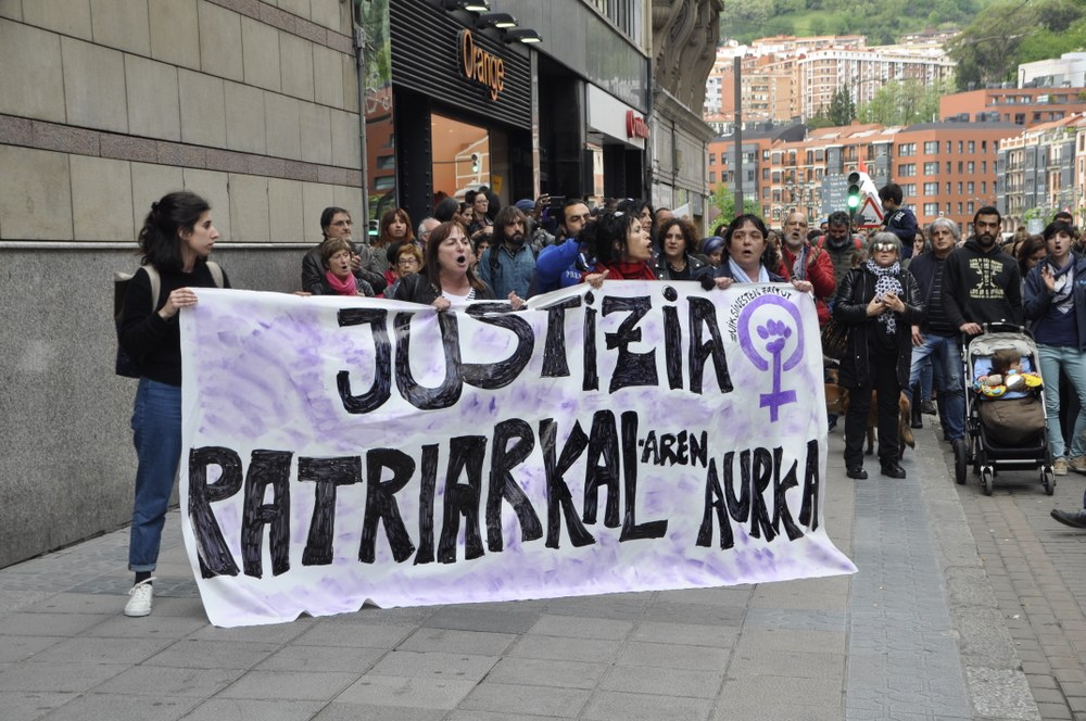La modificación es un retroceso porque vuelve a imponer la carga de la prueba a la mujer