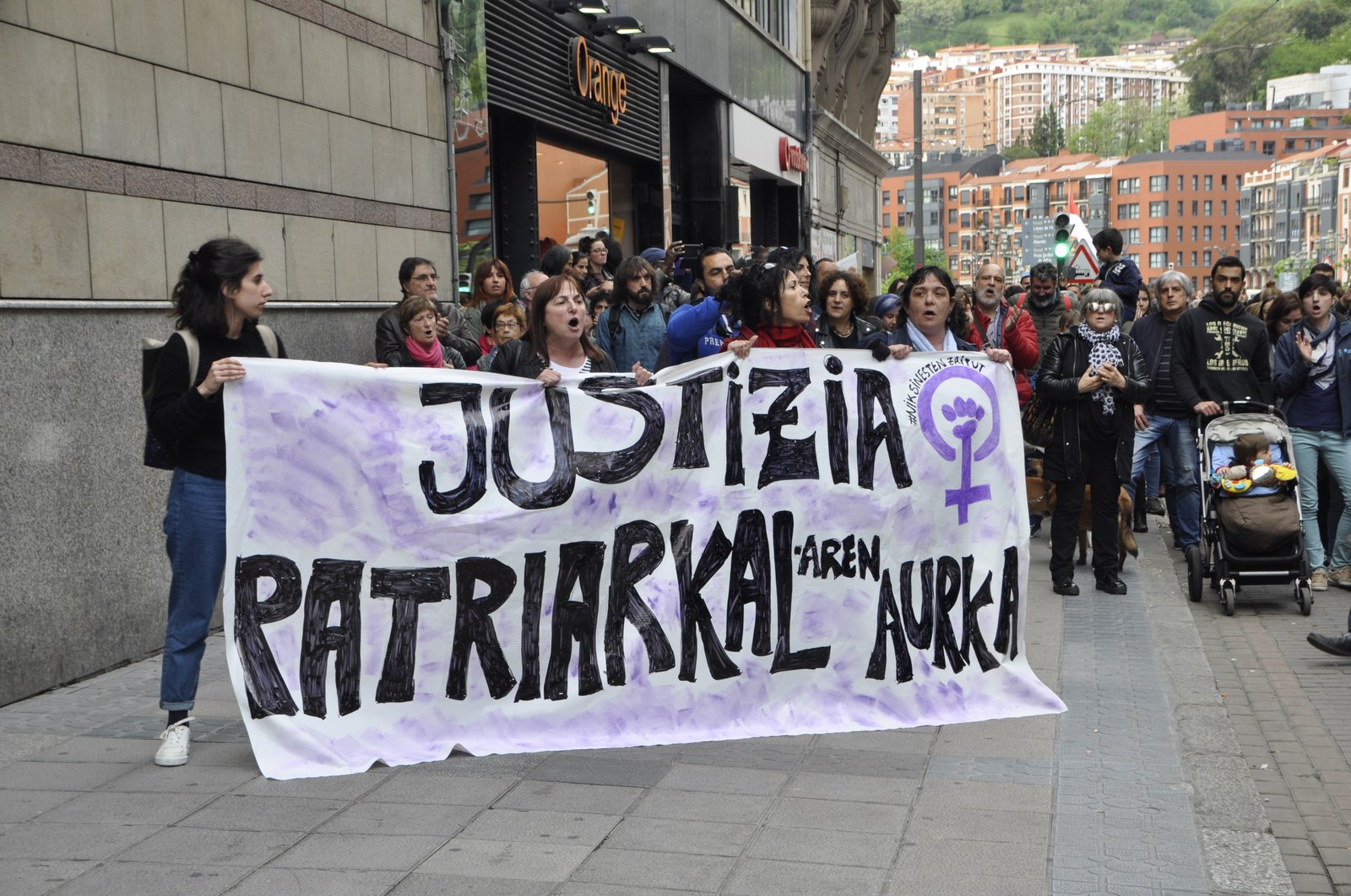 La modificación es un retroceso porque vuelve a imponer la carga de la prueba a la mujer