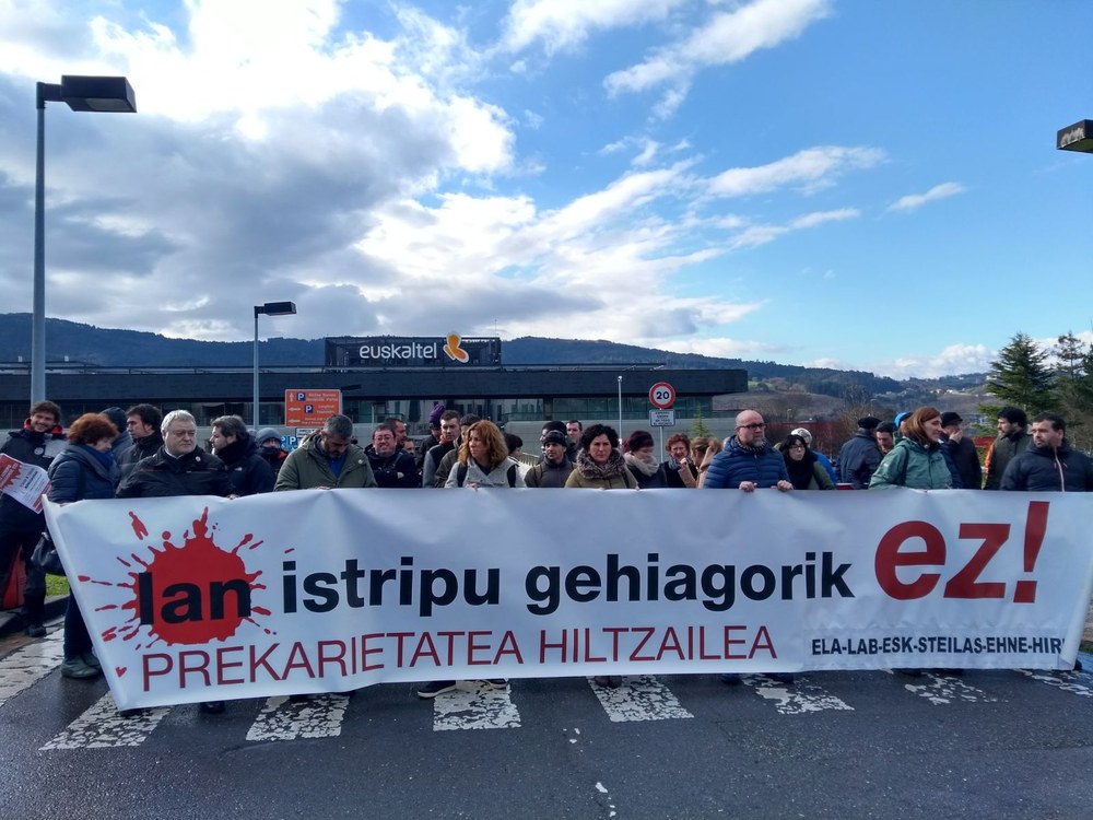 Concentración de repulsa de los accidentes laborales ocurridos la semana pasada en Bizkaia