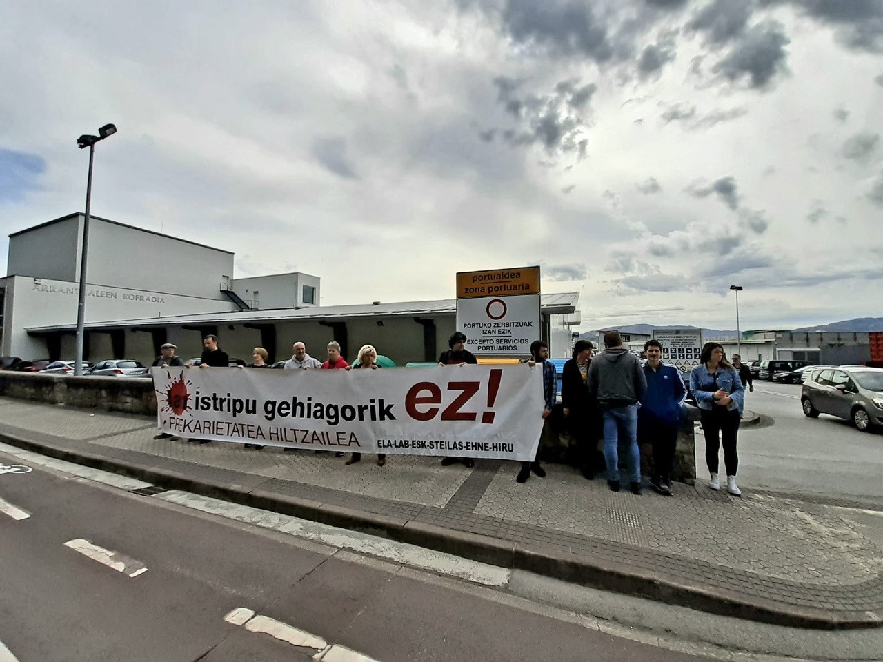 Concentración en Hondarribia en recuerdo del arrantzale muerto en Cantabria Concentración en Hondarribia en recuerdo del arrantzale muerto en Cantabria