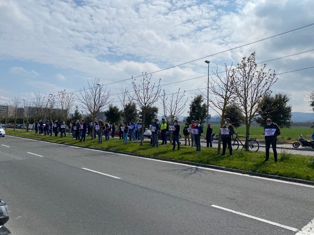 Concentración en Mercedes Benz para denunciar el grave accidente laboral ocurrido esta semana