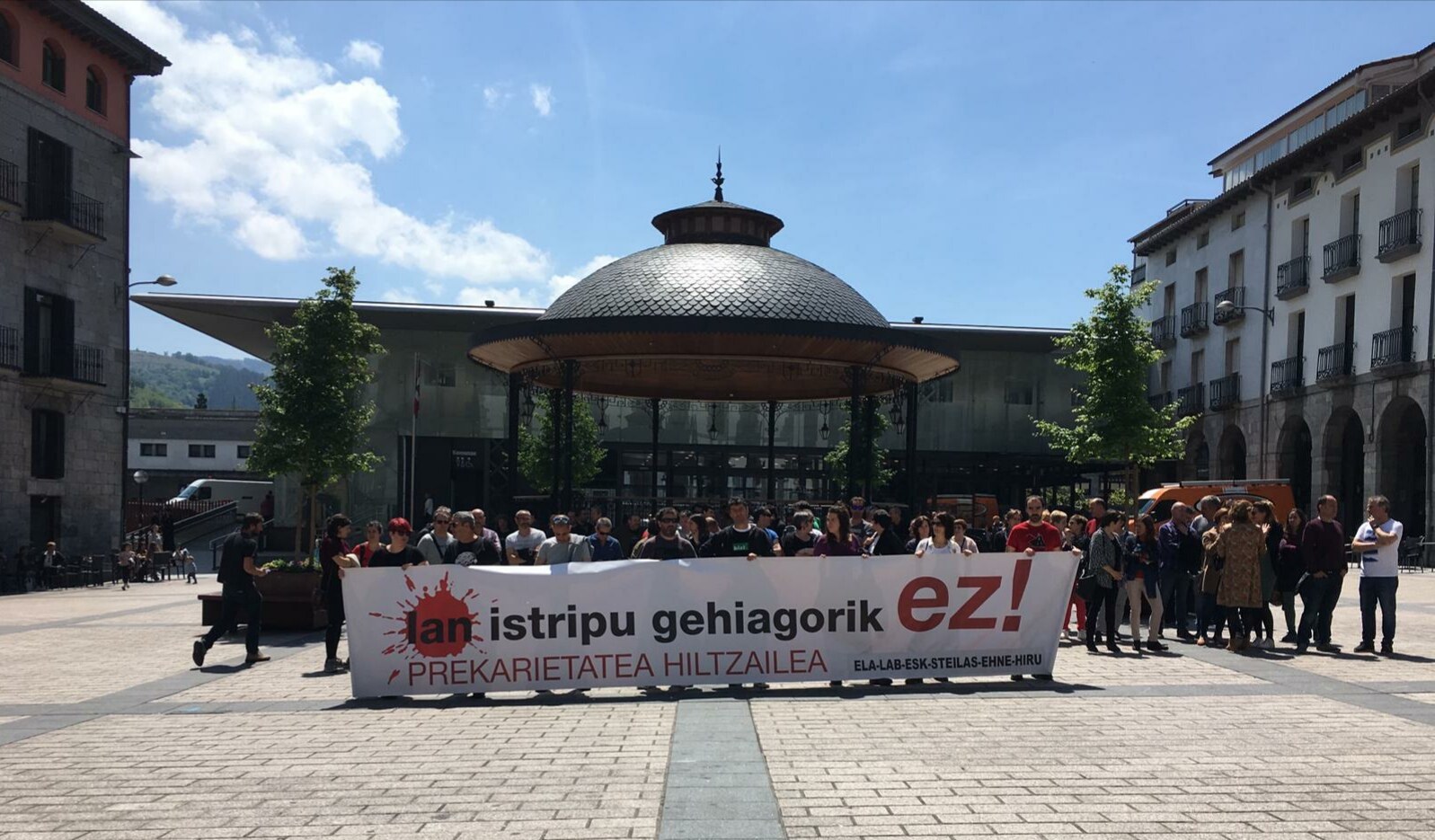 Concentración en protesta por los accidentes laborales de Zestoa y Zarautz