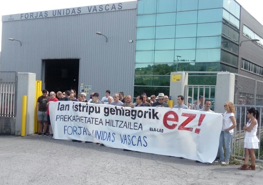 Concentración frente a la empresa Forjas Unidas Vascas de Bedia para denunciar el accidente laboral mortal