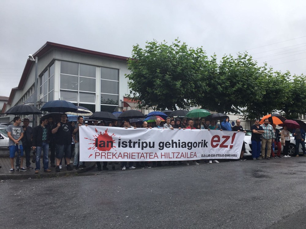 Concentración frente a la empresa Plásticos Alai de Irun para denunciar la muerte de un trabajador