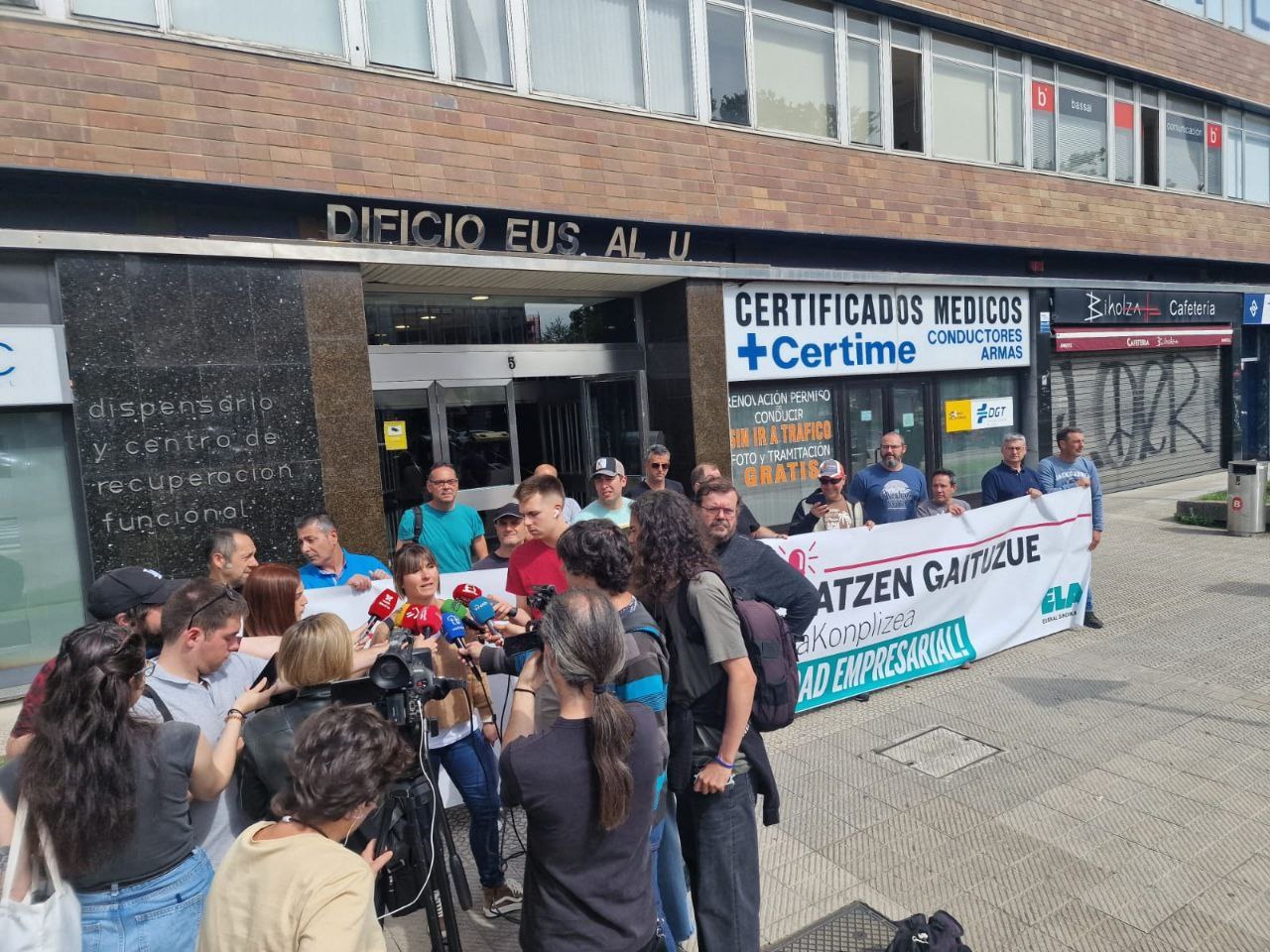 Concentración frente a la patronal Ascobi para denunciar el accidente múltiple ocurrido el jueves en el Casco Viejo de Bilbao Concentración frente a la patronal Ascobi para denunciar el accidente múltiple ocurrido el jueves en el Casco Viejo de Bilbao