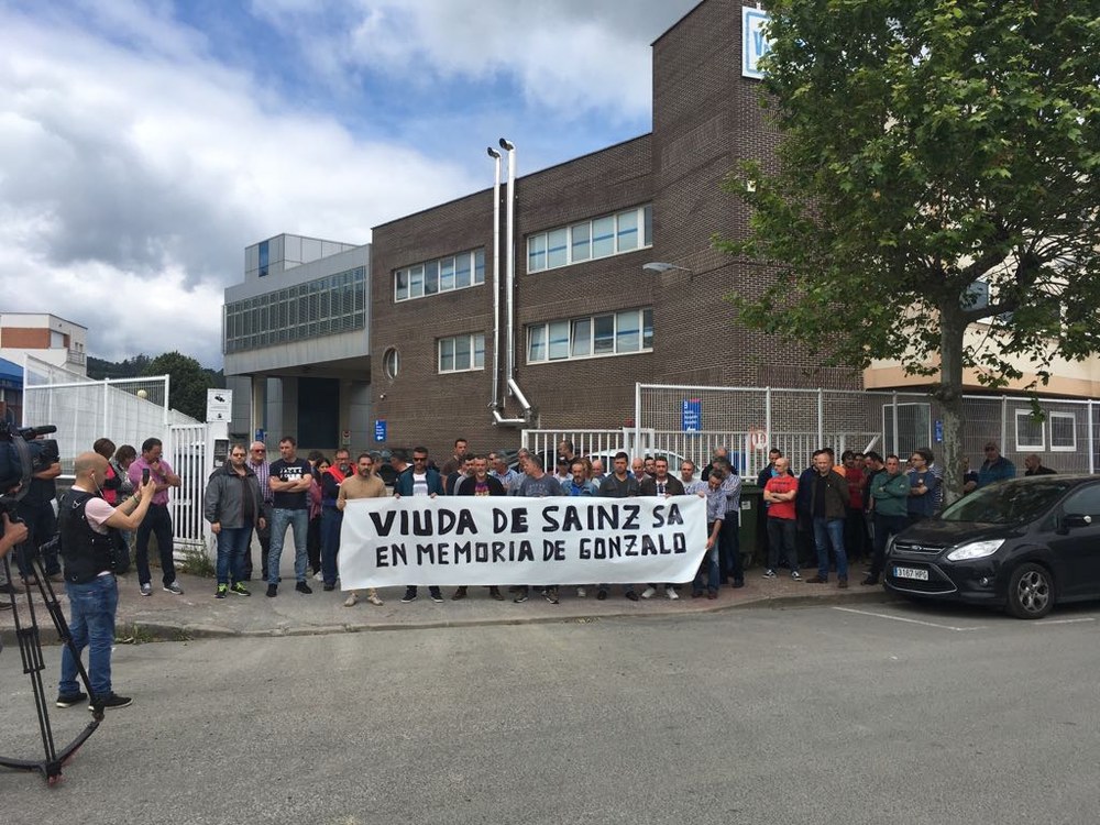 Concentración para denunciar el accidente laboral mortal en el Puerto de Bilbao