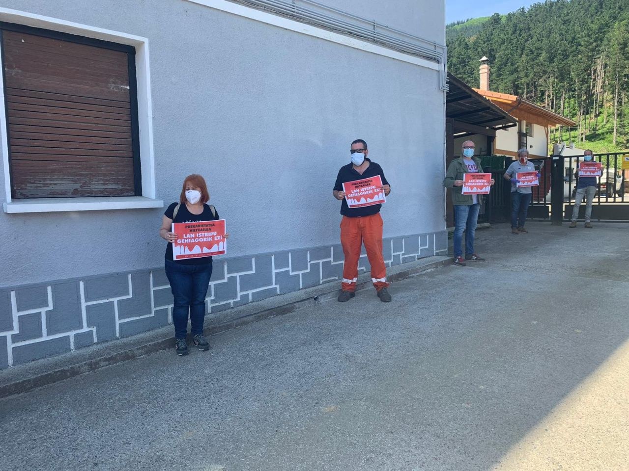 Concentración para denunciar el accidente mortal de Luiaondo