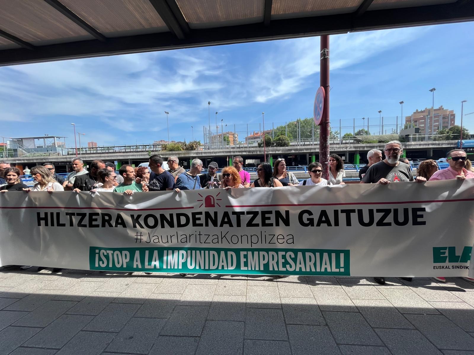 Concentración para denunciar el último accidente laboral en Sestao Concentración para denunciar el último accidente laboral en Sestao