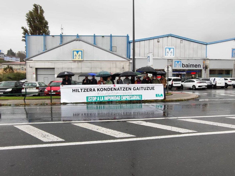 Concentración para denunciar la muerte de un trabajador en la empresa Reformas Maver de Erandio