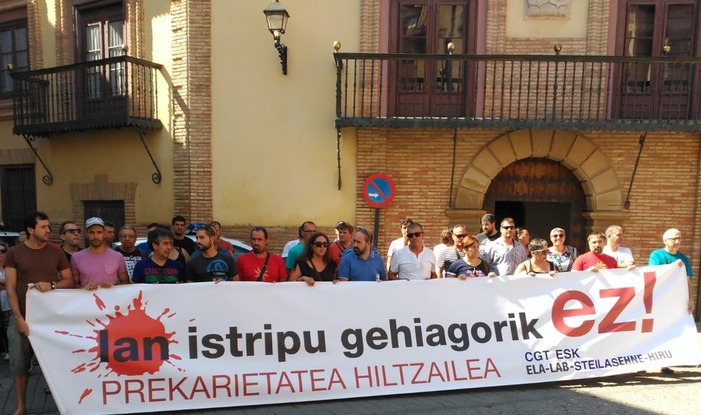 Decenas de personas denuncian en Corella el doble accidente laboral mortal del 27 de julio #PrekarietateaHiltzailea