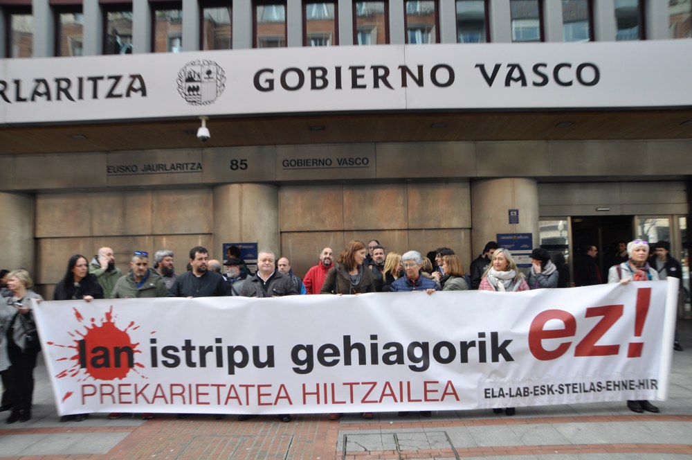 ELA, LAB, ESK, STEILAS, EHNE y HIRU han denunciado en Bilbao la muerte en accidente laboral de un conductor en Elorrio