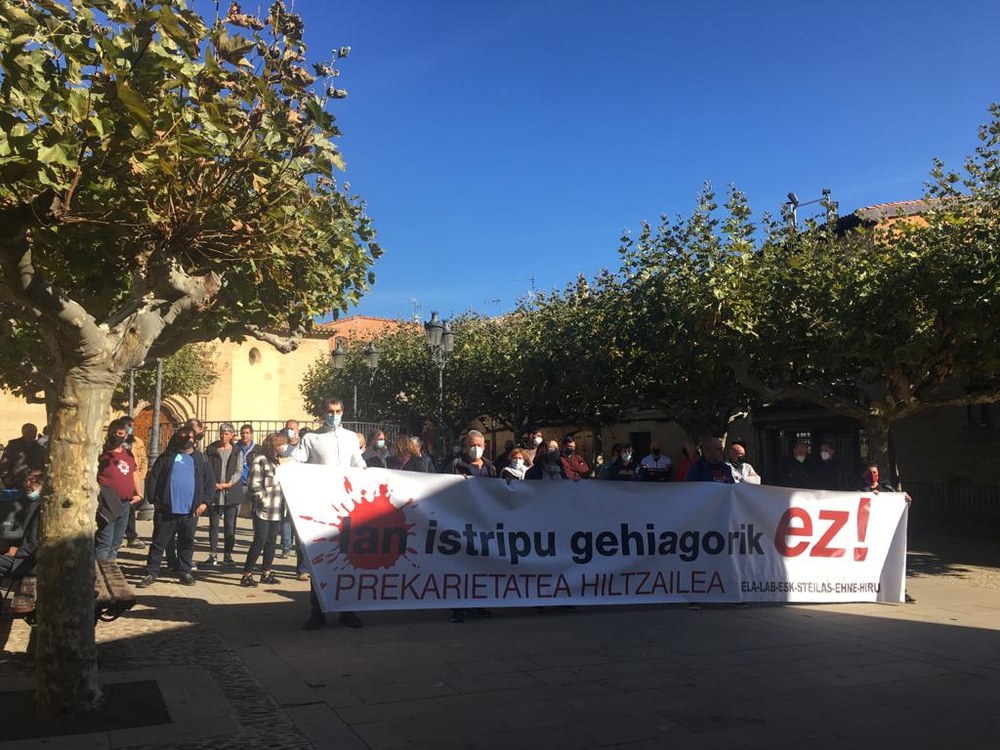 Concentración para denunciar el accidente laboral mortal sucedido en Bodegas Eguia de Eltziego