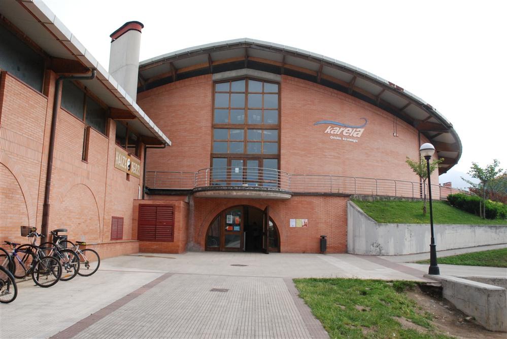 Concentración de la plantilla del Polideportivo de Orio por el convenio