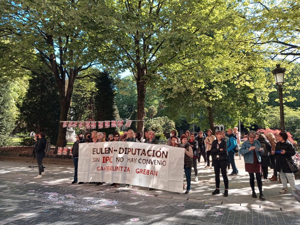 Amplio seguimiento de la primera jornada de huelga en limpieza de Diputación de Gipuzkoa