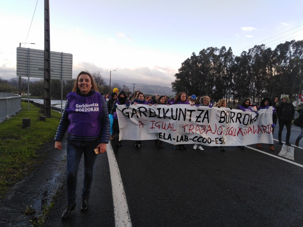 Amplio seguimiento del primer día de paro de las limpiadoras subcontratadas por la UPV/EHU y el Departamento de Educación