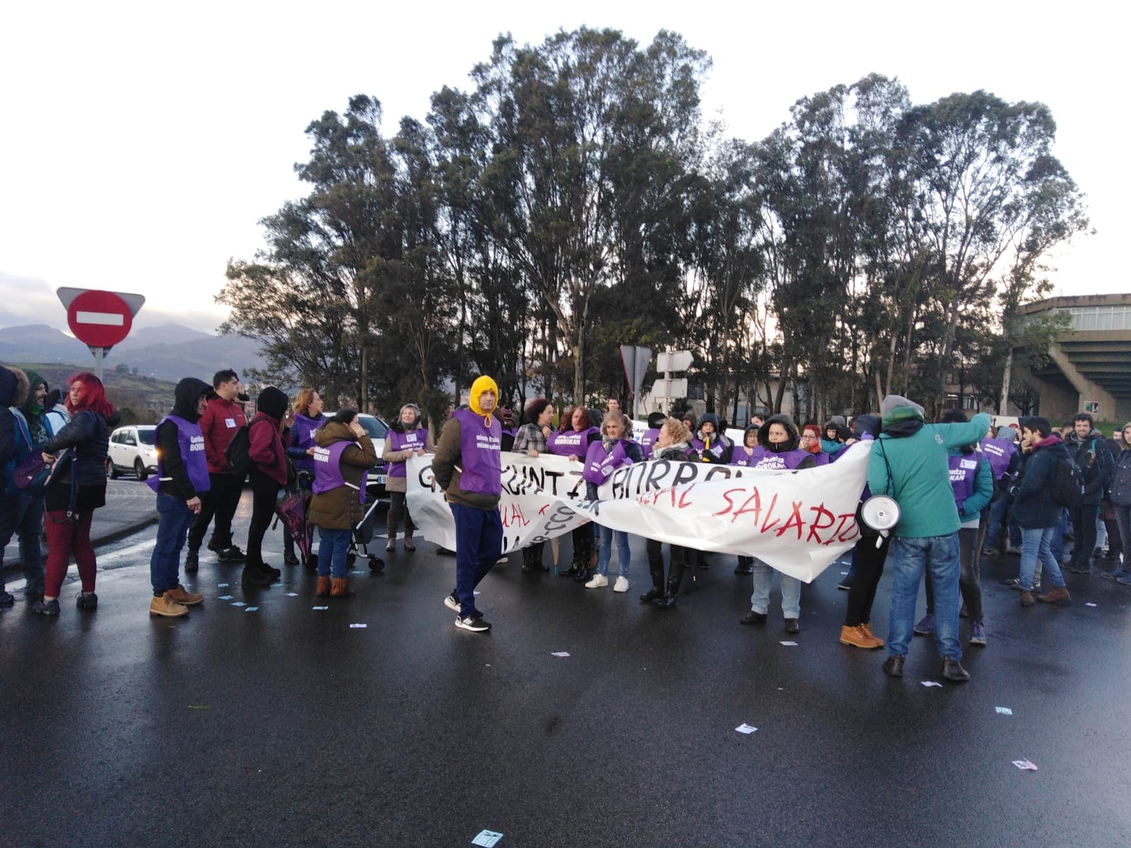 Amplio seguimiento del primer día de paro de las limpiadoras subcontratadas por la UPV/EHU y el Departamento de Educación