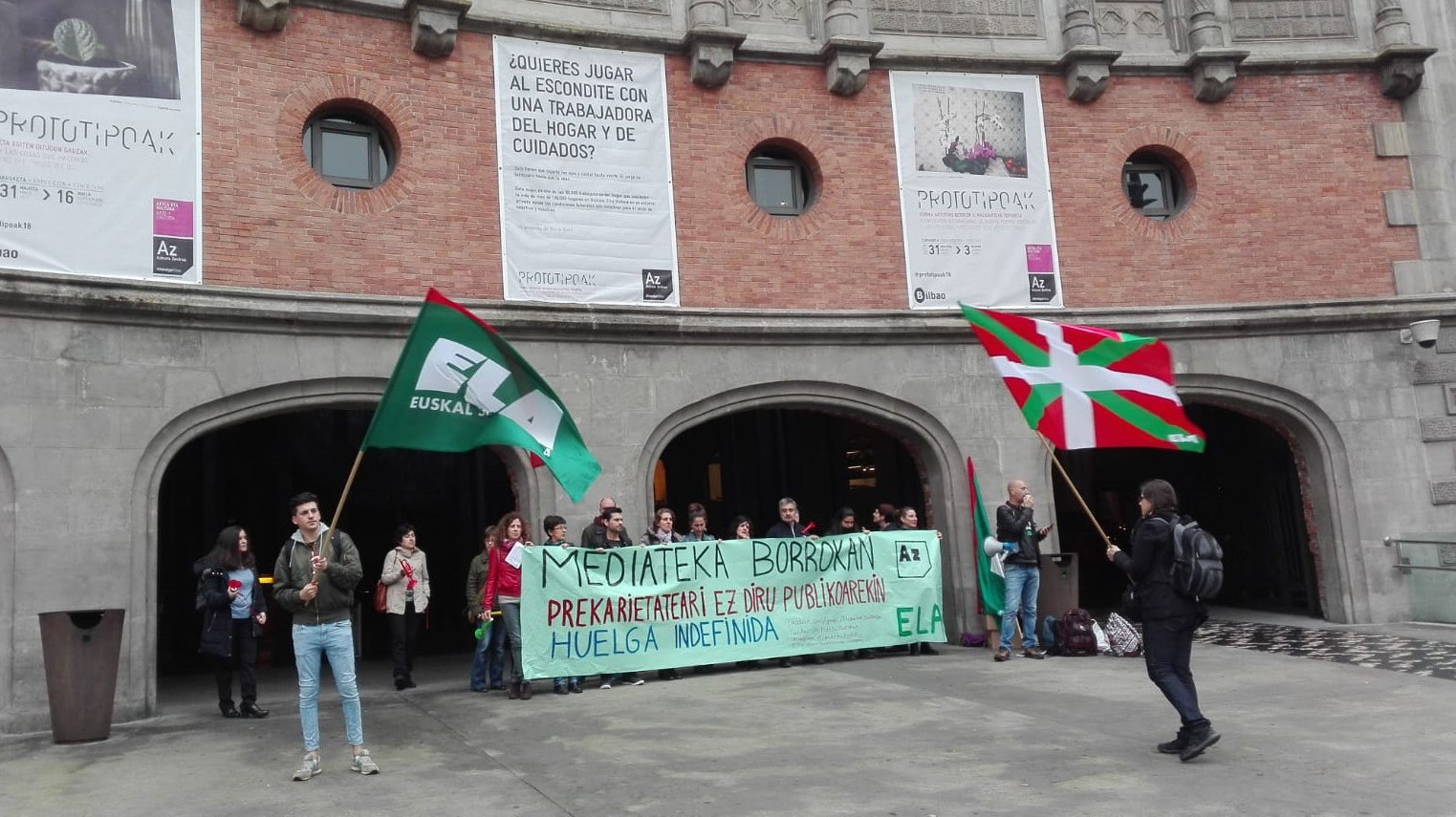 La plantilla de la mediateca del centro cultural Azkuna Zentroa en huelga indefinida