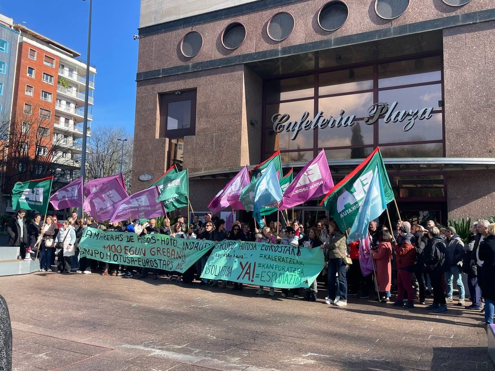 Camareras de piso llevan su huelga a Donostia contra el Grupo Hotusa