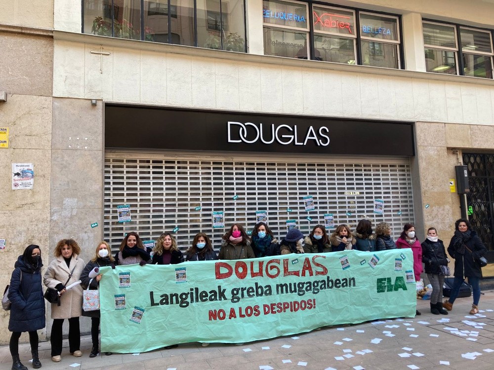 Concentración de las trabajadoras en huelga indefinida de Douglas, en Bilbao