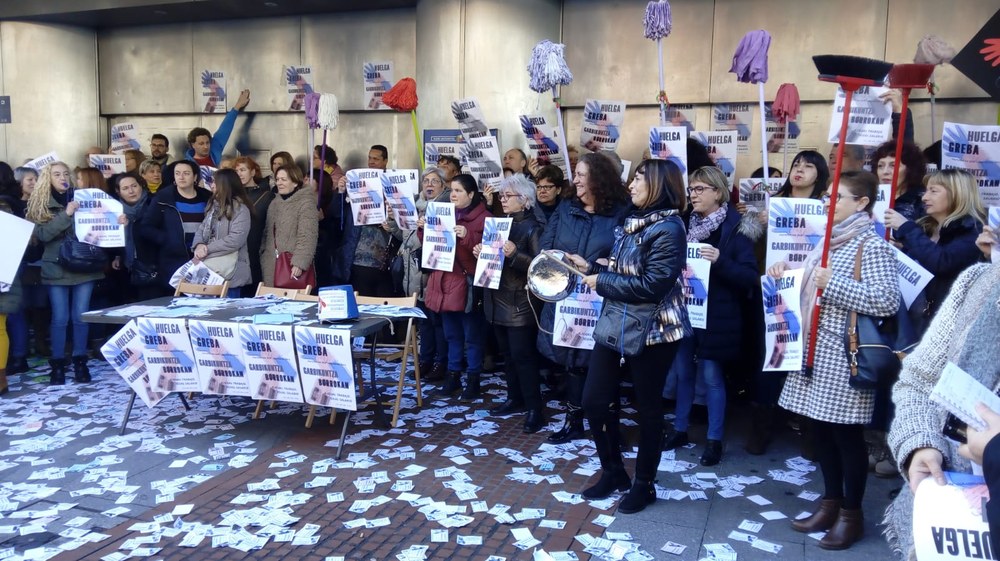 Convocadas cinco semanas de huelga en el colectivo de limpiadoras subcontratadas por la UPV/EHU y el Departamento de Educación