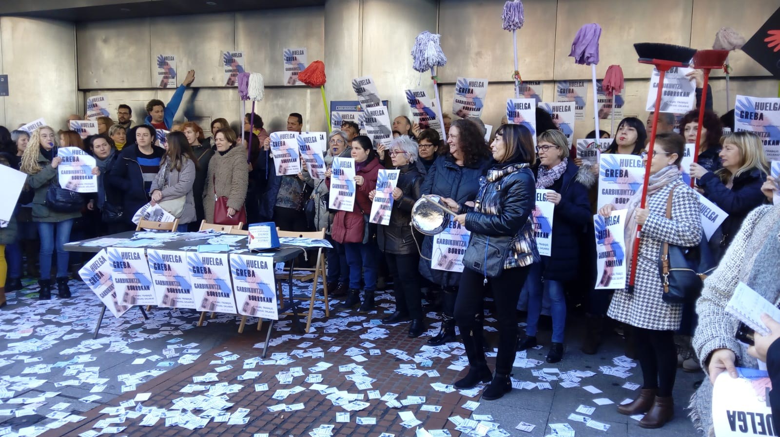 Convocadas cinco semanas de huelga en el colectivo de limpiadoras subcontratadas por la UPV/EHU y el Departamento de Educación Convocadas cinco semanas de huelga en el colectivo de limpiadoras subcontratadas por la UPV/EHU y el Departamento de Educación