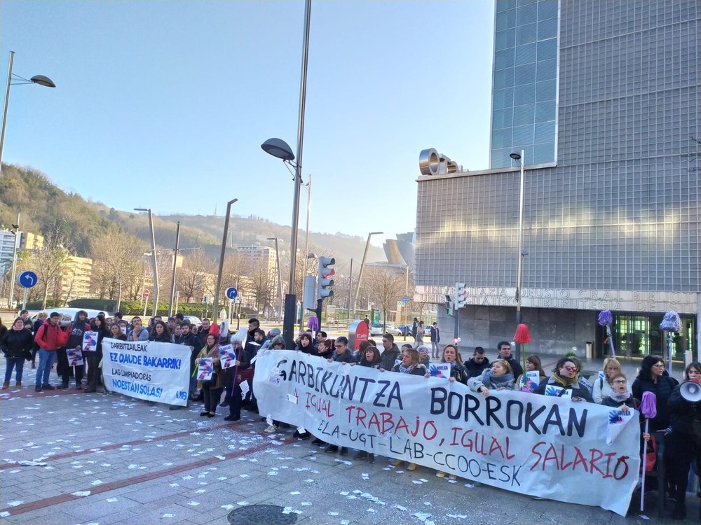 Concentración del colectivo de limpiadoras subcontratadas por la UPV/EHU y el Departamento de Educación ante el inicio de las cinco semanas de huelga