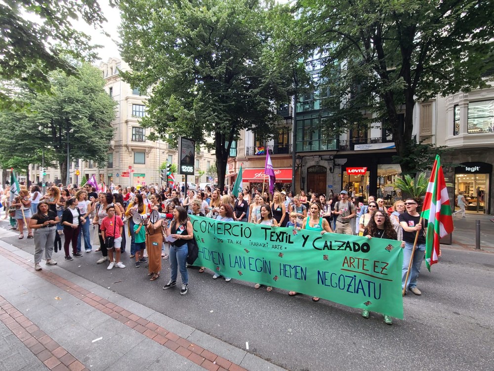 Decenas de tiendas cerradas en la huelga contra del convenio estatal