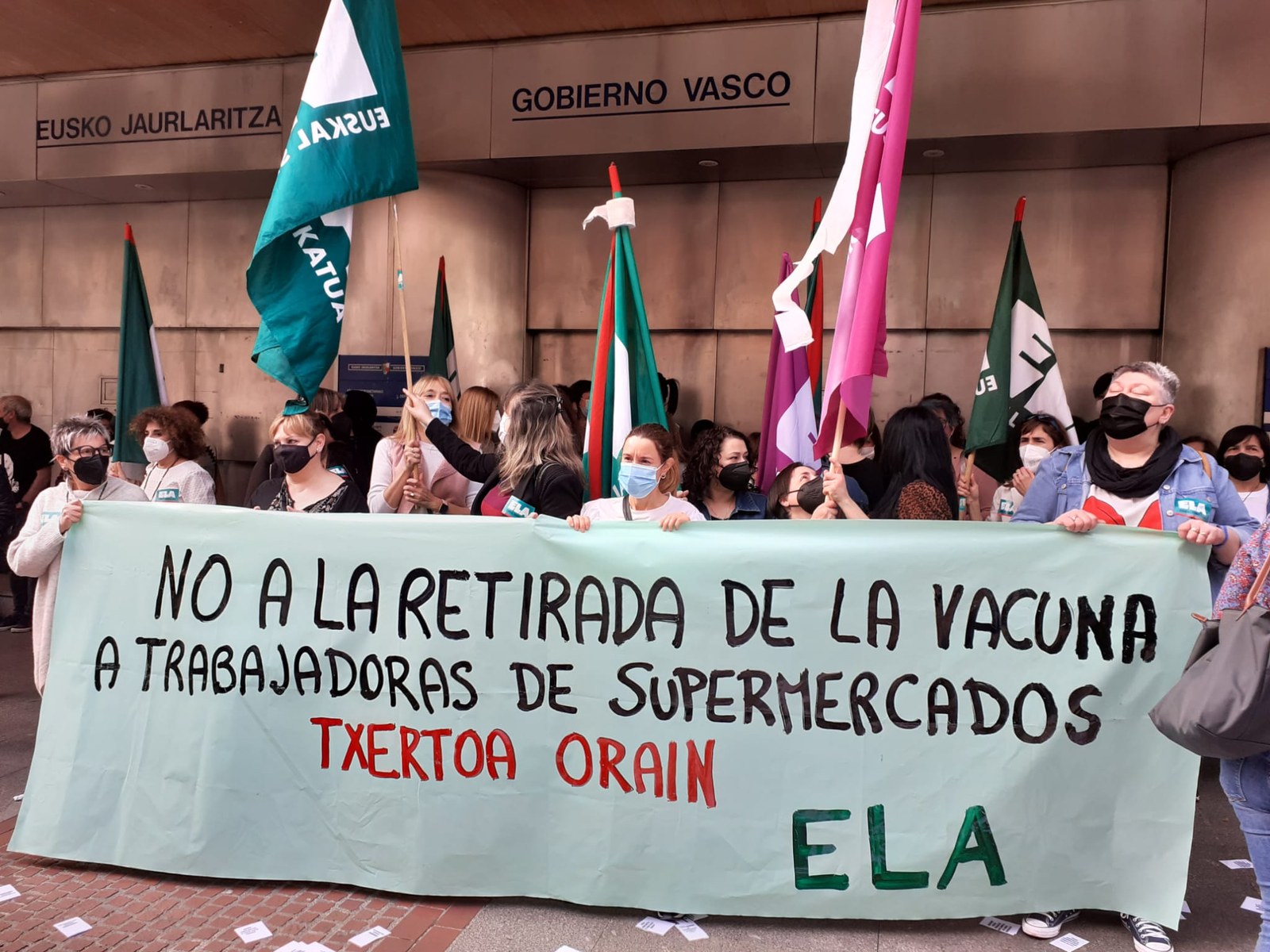 EL Gobierno Vasco saca al colectivo de cajeras del protocolo de vacunación