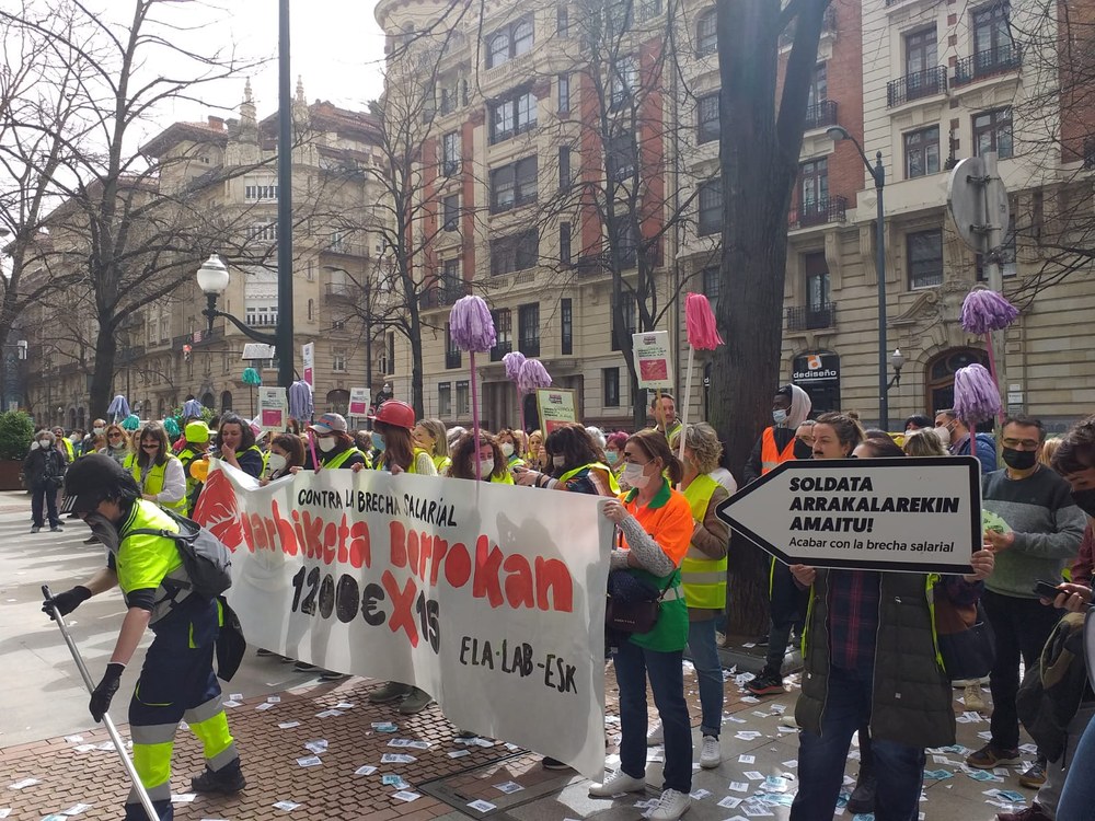 ELA, LAB y ESK denuncian en Bilbao la brecha salarial en el servicio de limpieza de Bizkaia