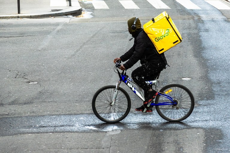 Glovo y Deliveroo pretenden adelantarse a la entrada en vigor de la ley de “riders”, en perjuicio de la plantilla