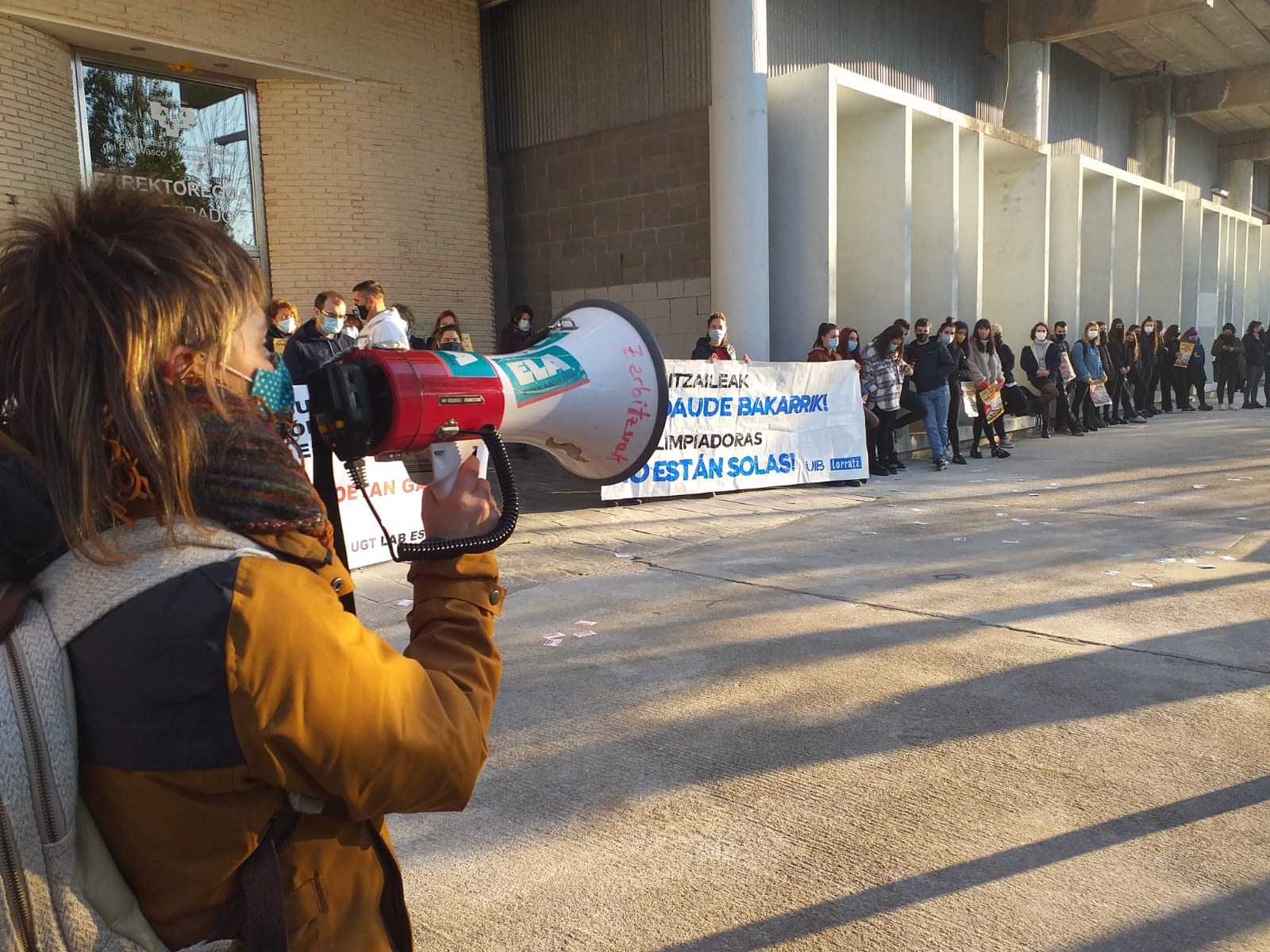 Hezkuntzako eta EHUko garbiketa-azpikontratetako langileen grebaren bigarren eguna