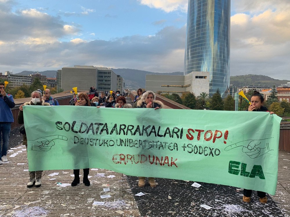 Huelga de las trabajadoras de limpieza de la Universidad de Deusto en demanda de un convenio que elimine la brecha salarial