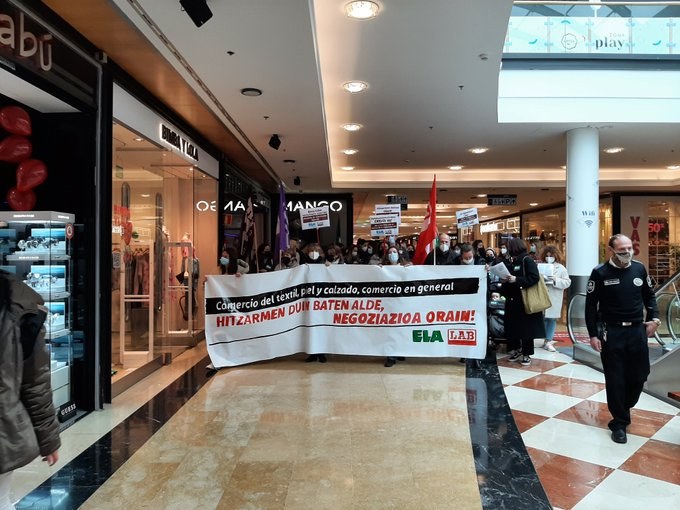 Kalejira en el centro comercial Artea para reivindicar unas condiciones laborales dignas en el comercio de Bizkaia