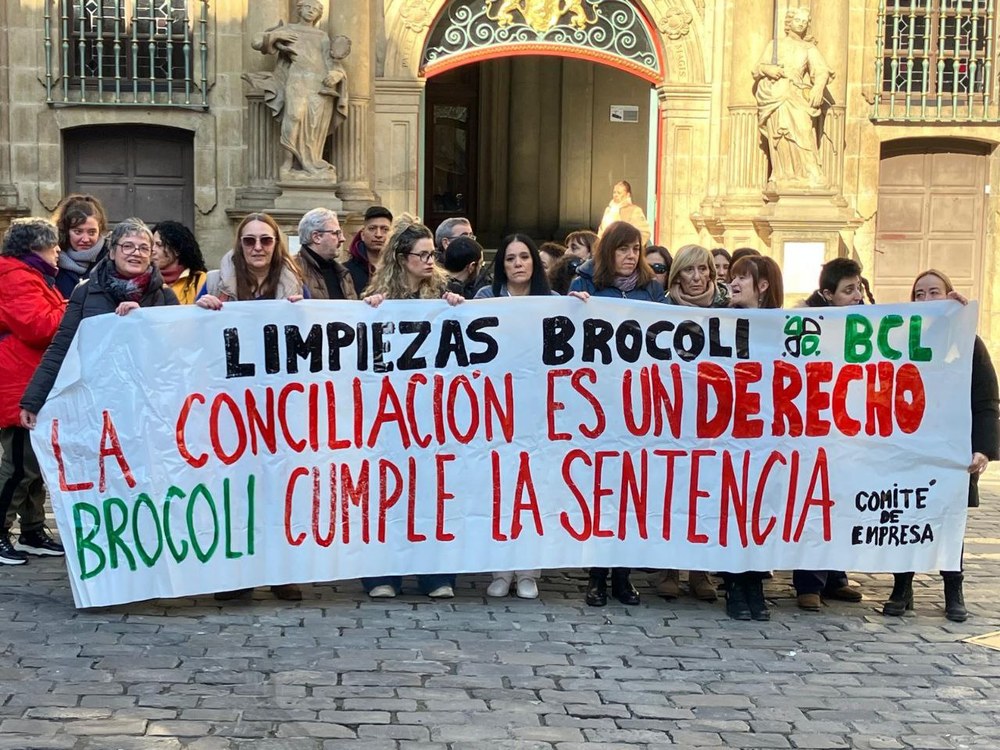 La empresa subcontratada de limpieza en el Ayuntamiento de Iruñea continúa vulnerando el derecho a conciliar