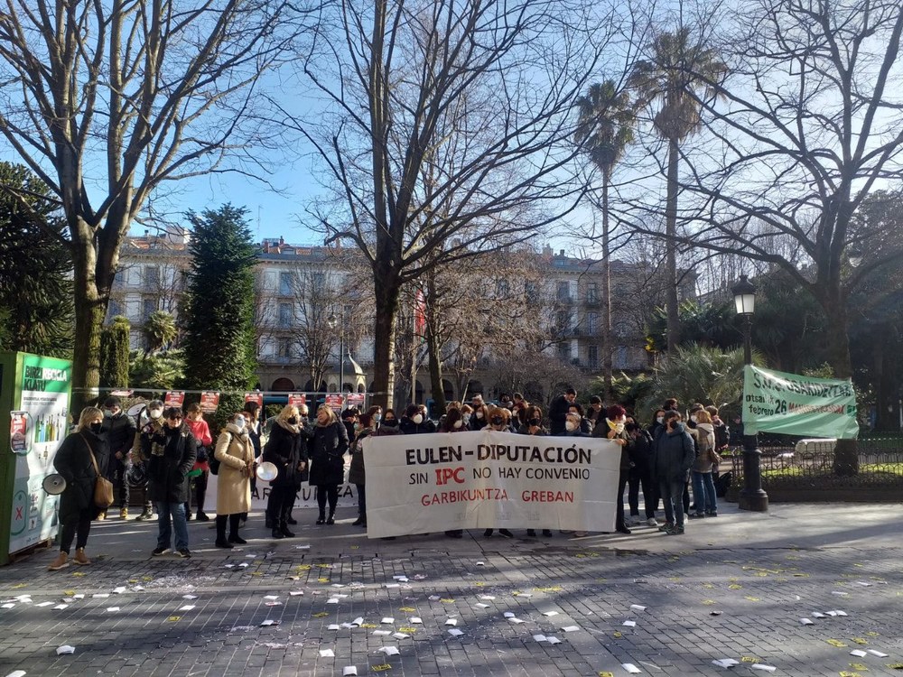 La inmensa mayoría de las trabajadoras secunda la huelga de las limpiadoras subcontratadas de los edificios de la Diputación Foral de Gipuzkoa