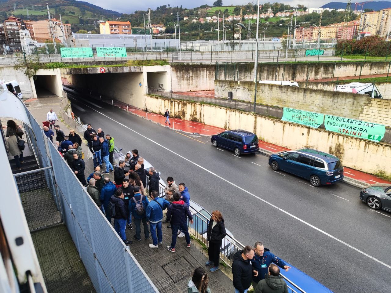 La plantilla se concentra para exigir a la nueva empresa los abonos pendientes