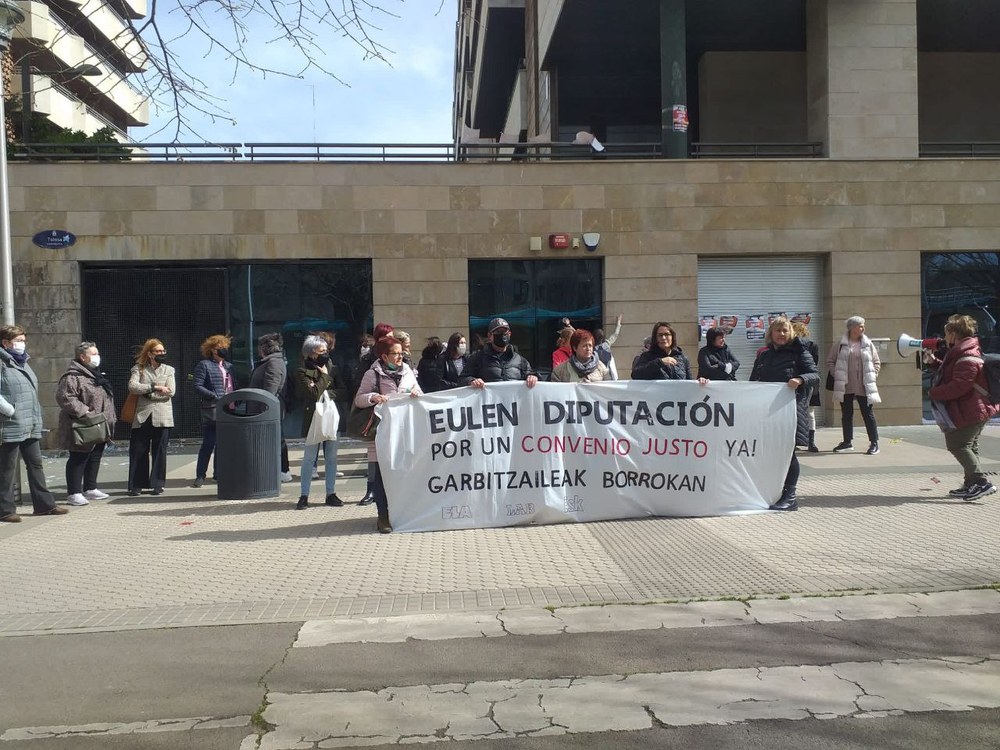 Las limpiadoras subcontratadass por la Diputación de Gipuzkoa continúan con las  movilizaciones