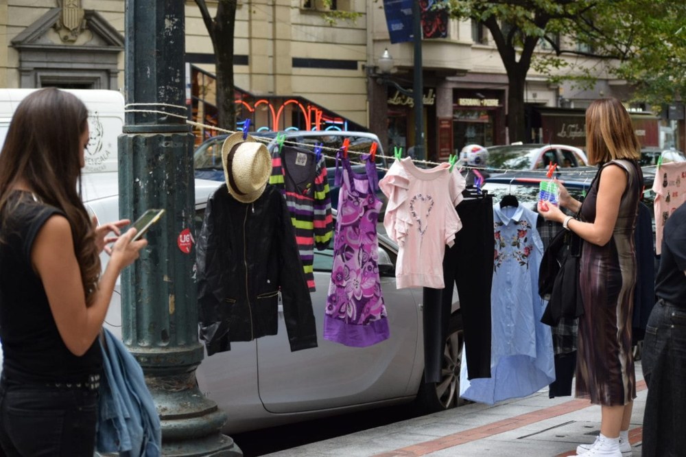 Las trabajadoras de comercio textil, general y piel y calzado escenifican la precariedad vendiendo sus prendas en un mercadillo