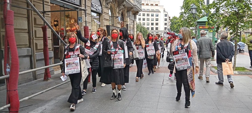 Las trabajadoras de H&M escenifican, en Bilbao, el drama que supone el ERE presentado