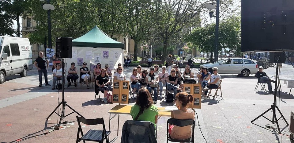 Las trabajadoras de la limpieza en comisarias y juzgados acampan en el Boulevard de Donostia