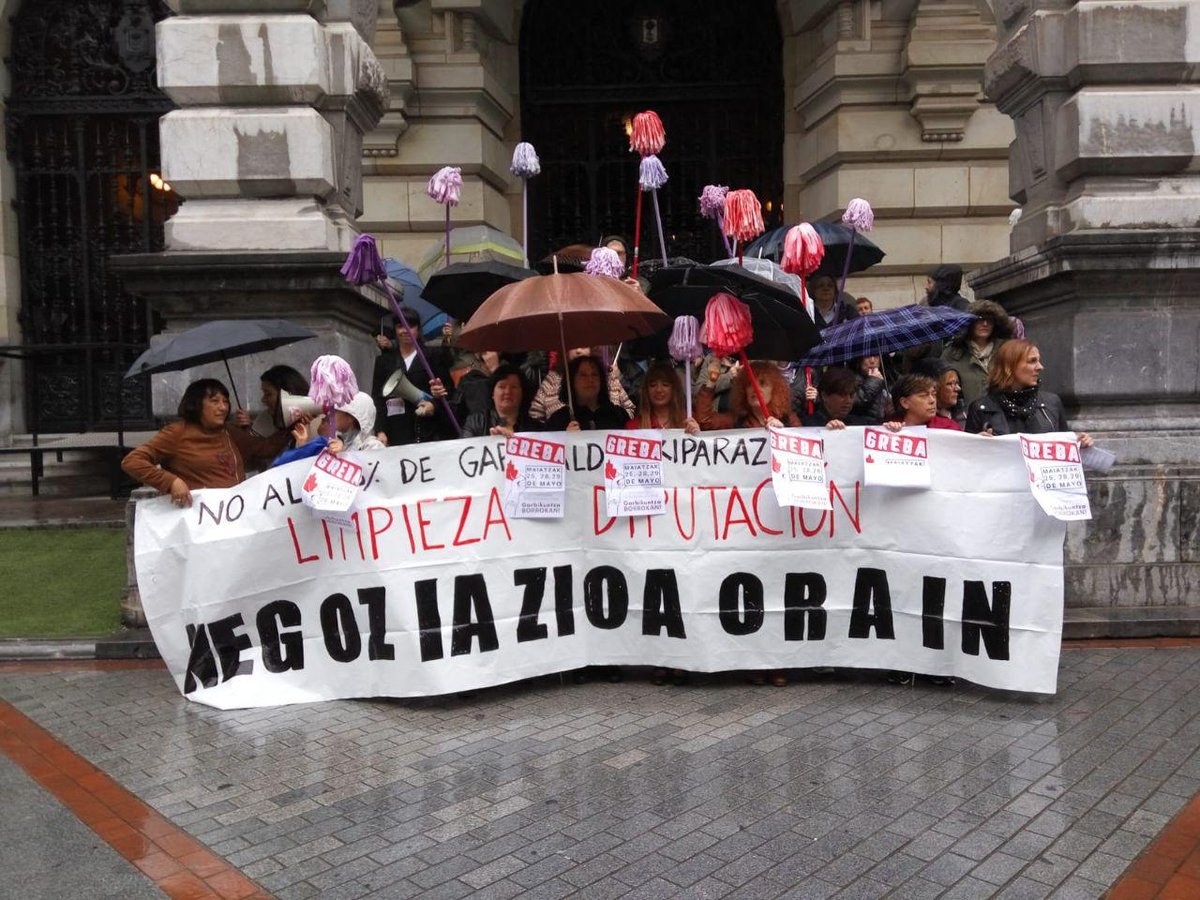 Las trabajadoras de limpieza de la Diputación de Bizkaia en huelga