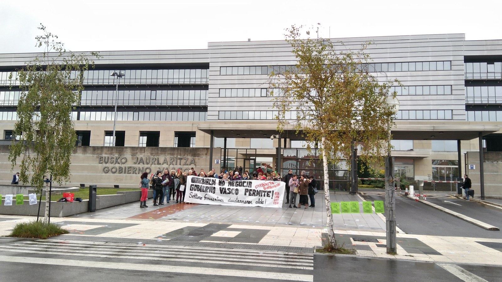 Las trabajadoras de limpieza de las comisarías y edificios judiciales de Gipuzkoa se han concentrado en Lakua