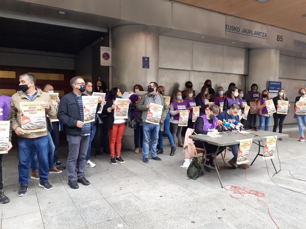 Limpiadoras subcontratadas de centros educativos denuncian su precariedad laboral y anuncian una intensificación de las movilizaciones