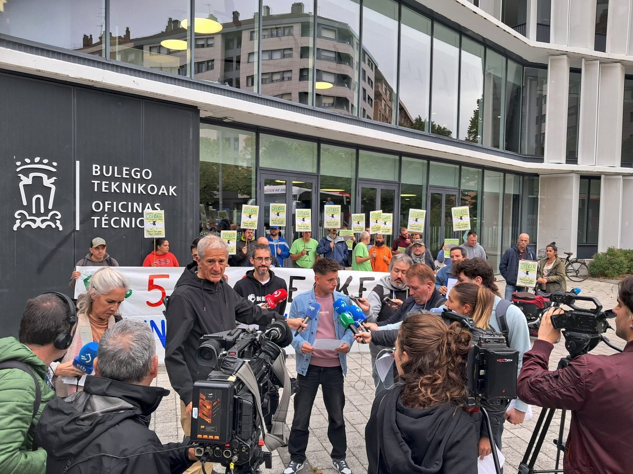 Los jardineros entregan otras 2.506 firmas para pedir implicación al ayuntamiento Los jardineros entregan otras 2.506 firmas para pedir implicación al ayuntamiento