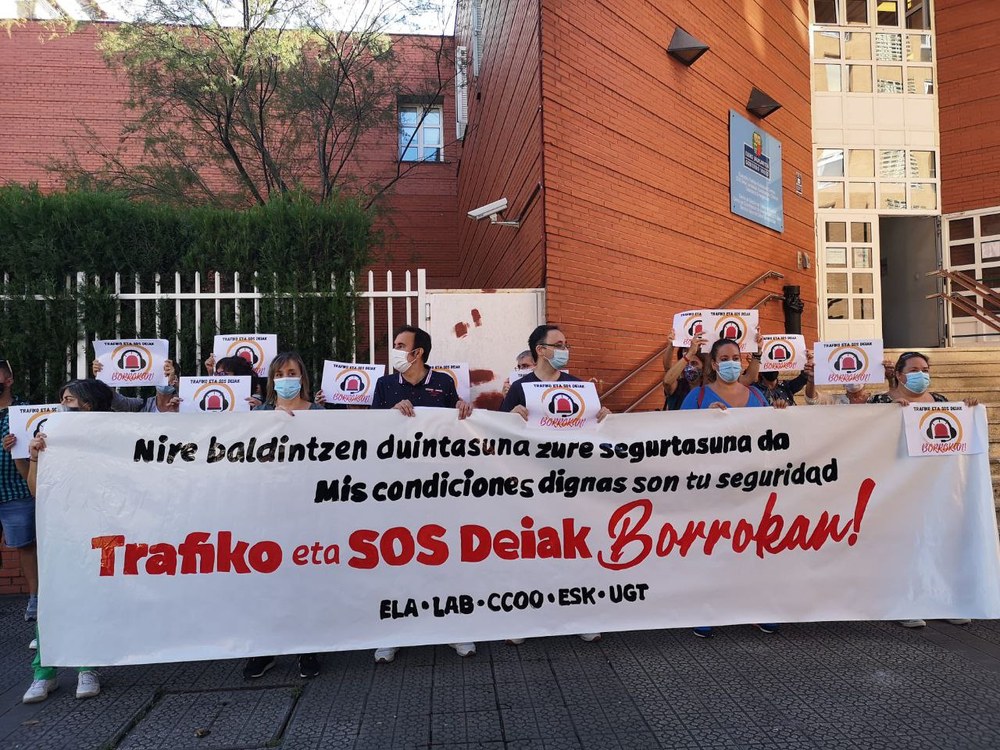 Los trabajadores y trabajadoras del 011 (Tráfico) y 112 (Sos Deiak) reclaman a Josu Erkoreka condiciones dignas