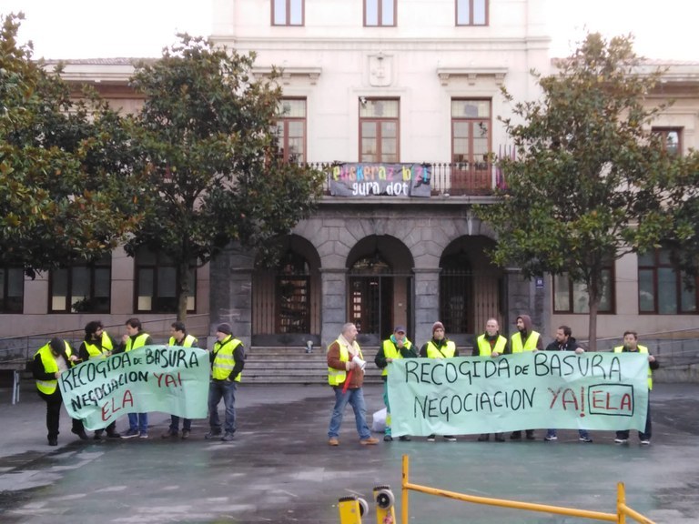 Los y las trabajadoras del servicio de recogida de basuras de nueve municipios de Bizkaia en huelga