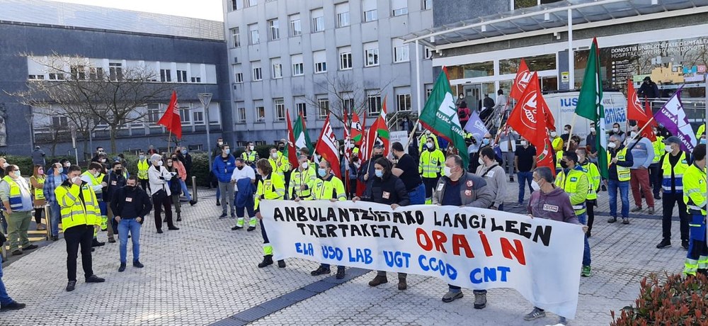 Manifestación en el Hospital Donostia para exigir la vacunación del personal de transporte sanitario subcontratado