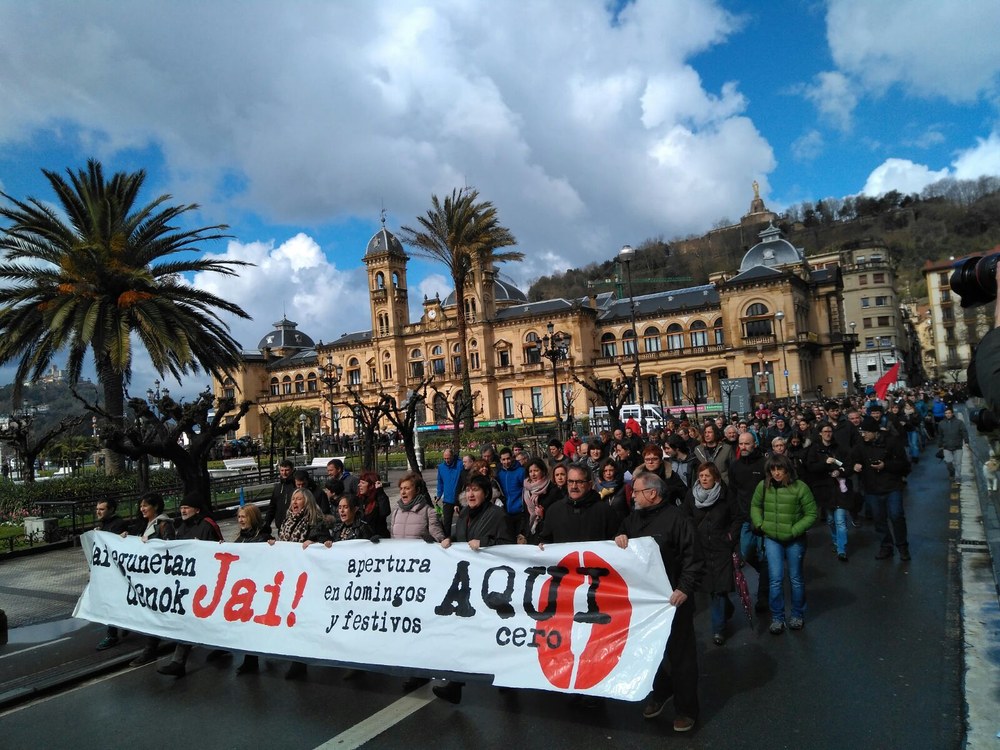 Manifestación masiva en contra la apertura en festivos en Donostia
