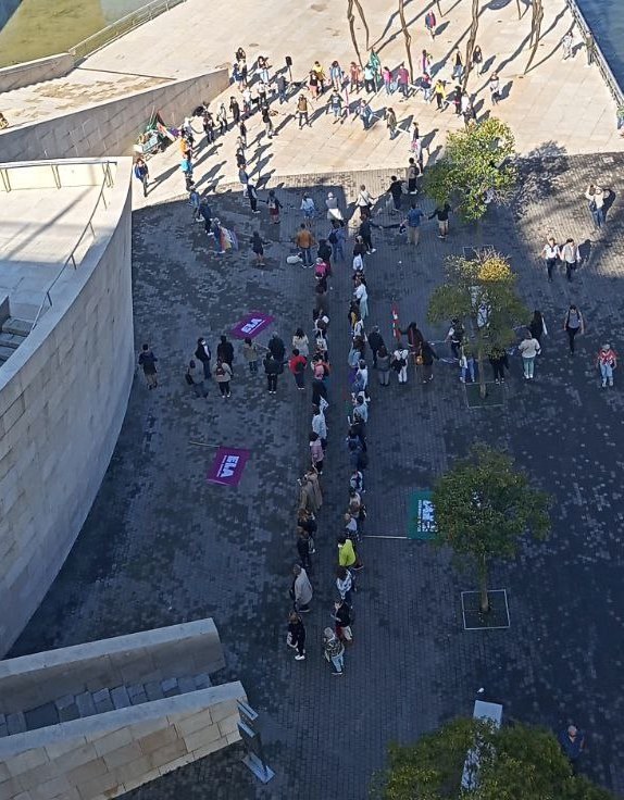Más de cien trabajadoras de la limpieza de Bizkaia crean un mosaico enorme en el Guggenheim para denunciar la brecha salarial