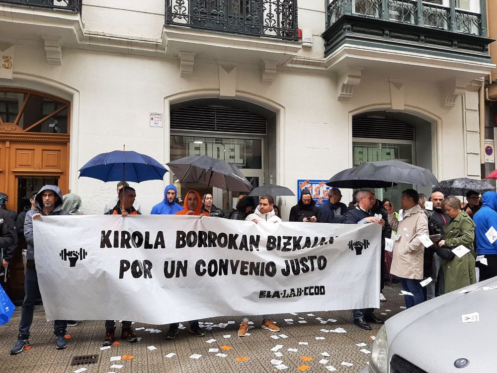 Protesta ante la sede de EUDEL en Bilbao